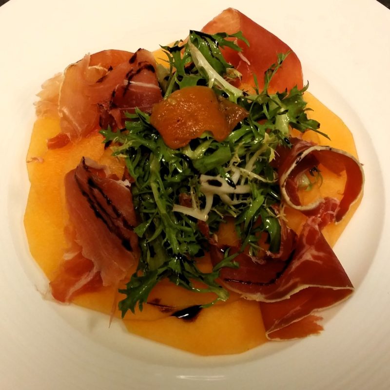 Salade de melon, jambon sec, mesclun, tomates confites (la part)