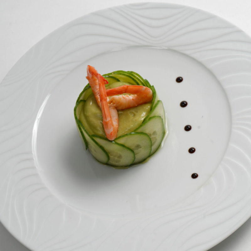 Charlotte d’avocat aux agrumes et crevettes roses (la part)