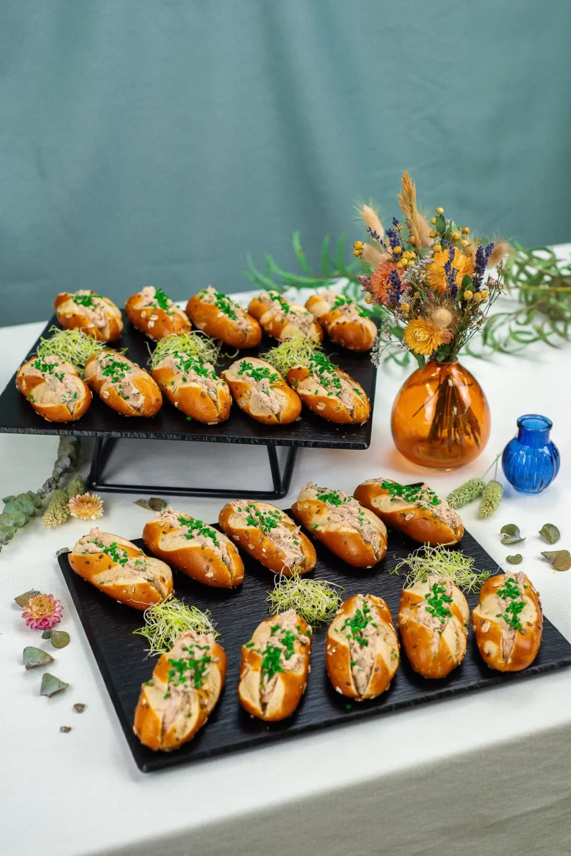 Plateau de 20 mini bretzel au thon, cumin, fromage frais au citron et ciboulette