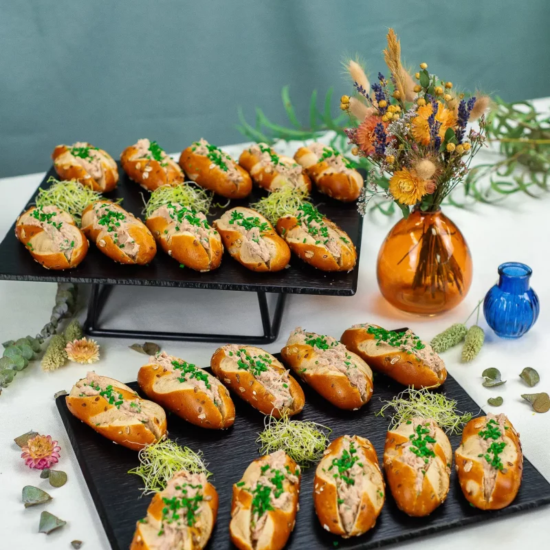Plateau de 20 mini bretzel au thon, cumin, fromage frais au citron et ciboulette