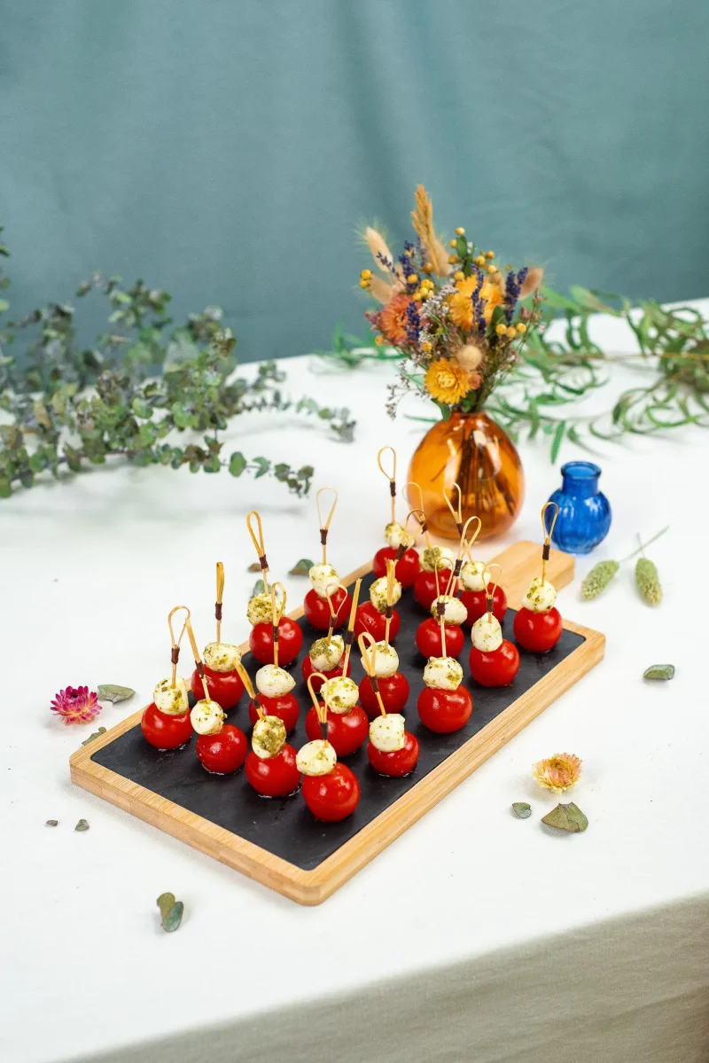 Plateau de 20 brochettes de tomate, mozzarella au pesto