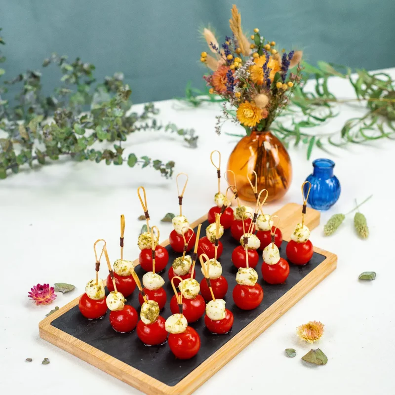 Plateau de 20 brochettes de tomate, mozzarella au pesto