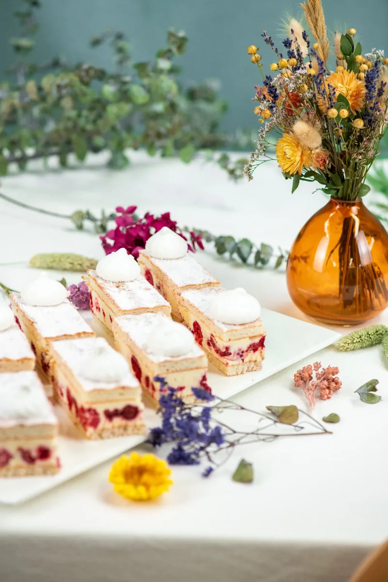 Entremet macaron, vanille framboise, noix de coco – Image 2