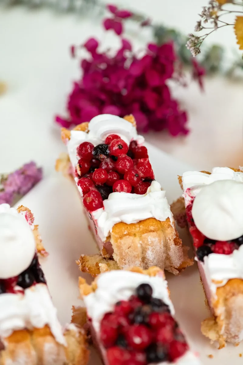 Charlotte aux Fruits Rouges (8 parts) – Image 3