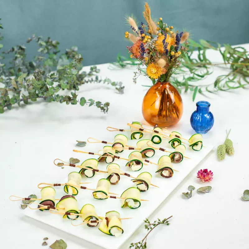 Plateau de 20 brochettes de courgettes au fromage frais à huile de truffe, magret de canard fumé
