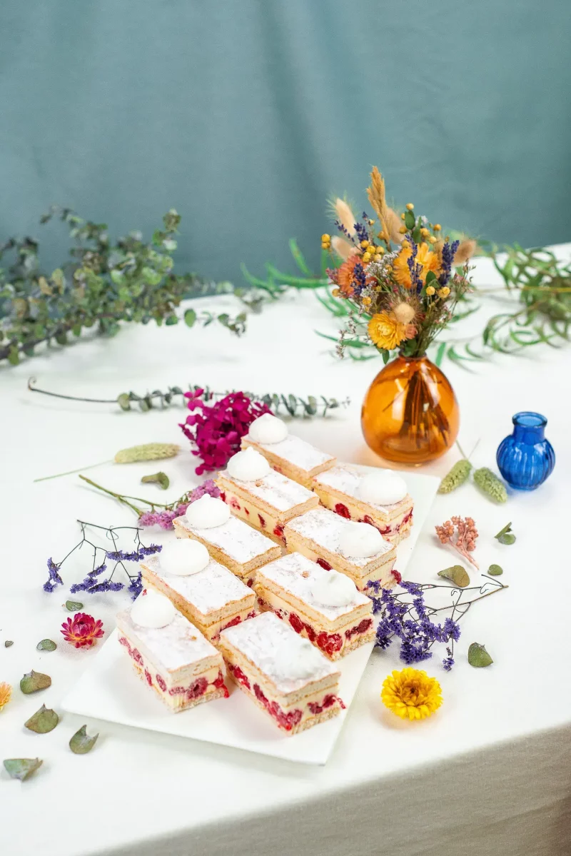 Entremet macaron, vanille framboise, noix de coco