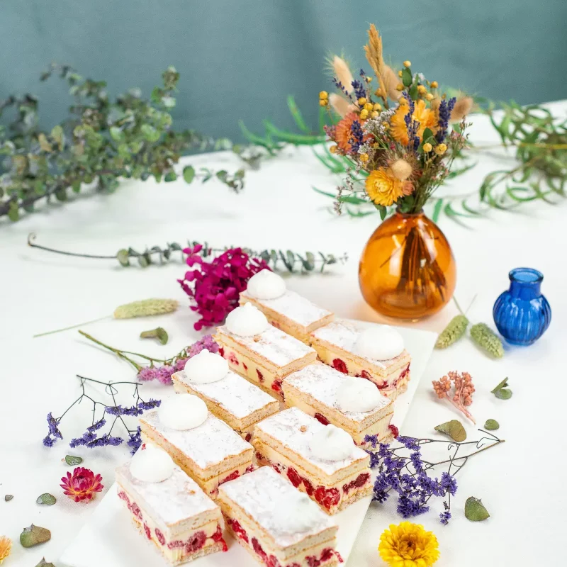 Entremet macaron, vanille framboise, noix de coco