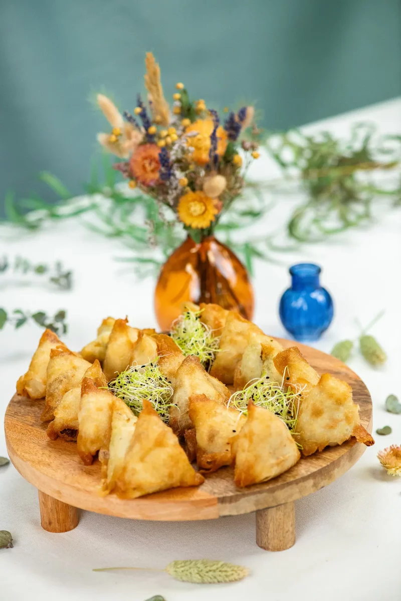 Salade de samoussa légumes, sauce tzatzíki, tomates confites (la part) – Image 3