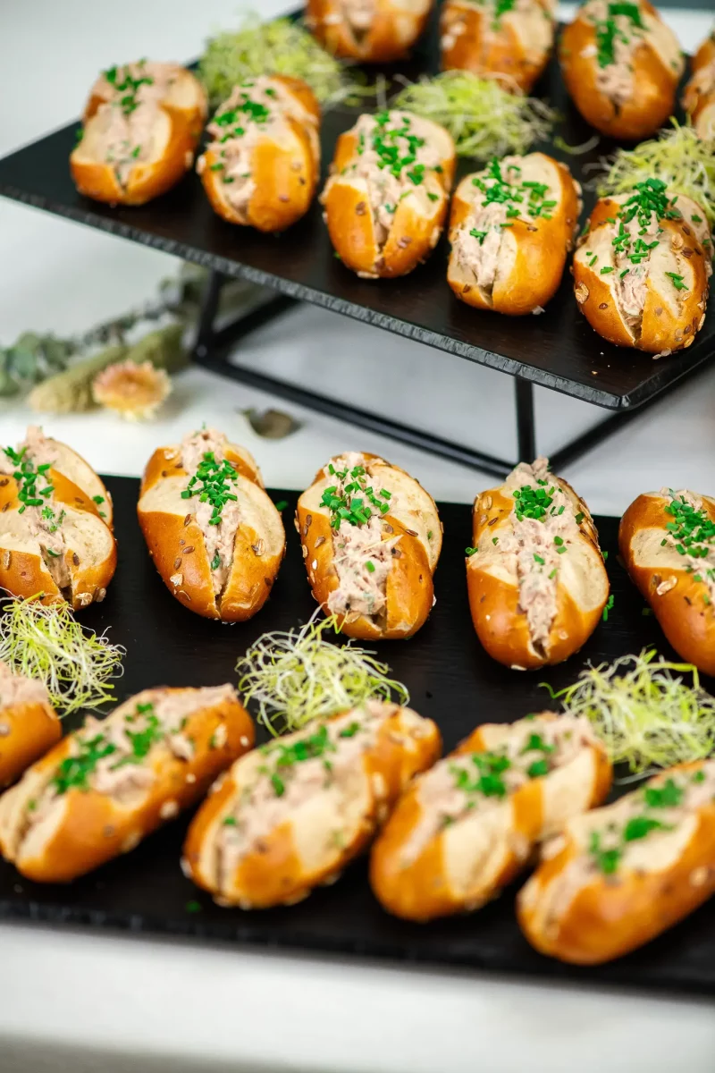 Plateau de 20 mini bretzel au thon, cumin, fromage frais au citron et ciboulette – Image 2