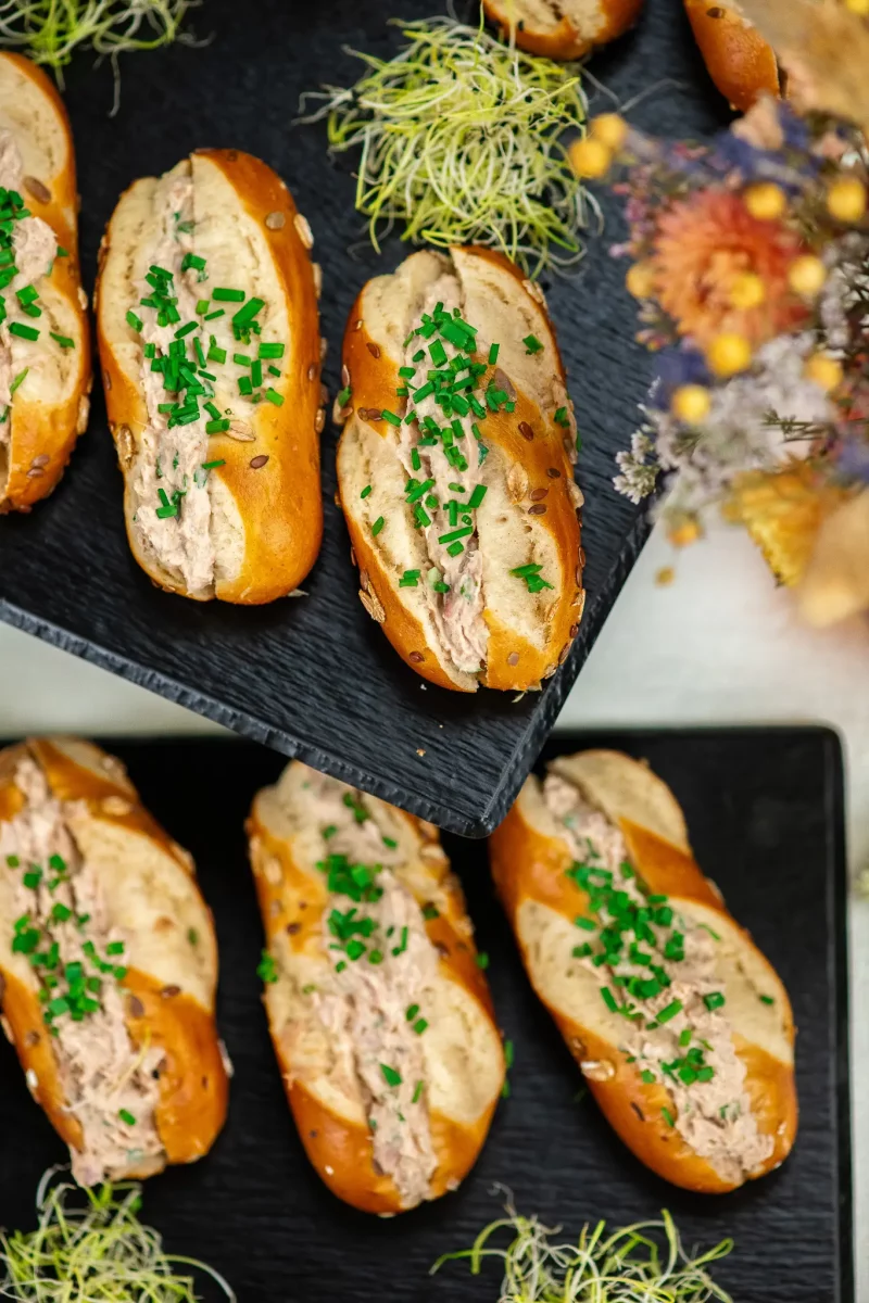 Plateau de 20 mini bretzel au thon, cumin, fromage frais au citron et ciboulette – Image 3
