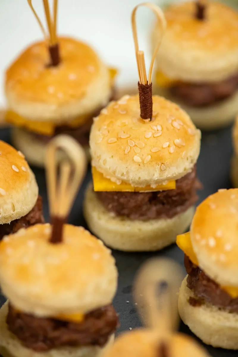 Plateau de 20 mini cheeseburgers (chaud) – Image 3