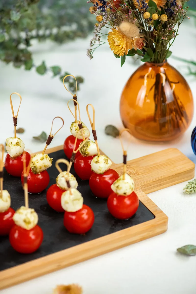 Plateau de 20 brochettes de tomate, mozzarella au pesto – Image 2