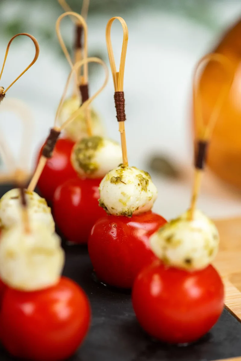 Plateau de 20 brochettes de tomate, mozzarella au pesto – Image 3