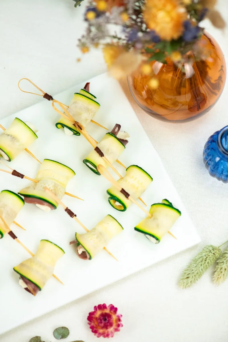 Plateau de 20 brochettes de courgettes au fromage frais à huile de truffe, magret de canard fumé – Image 3