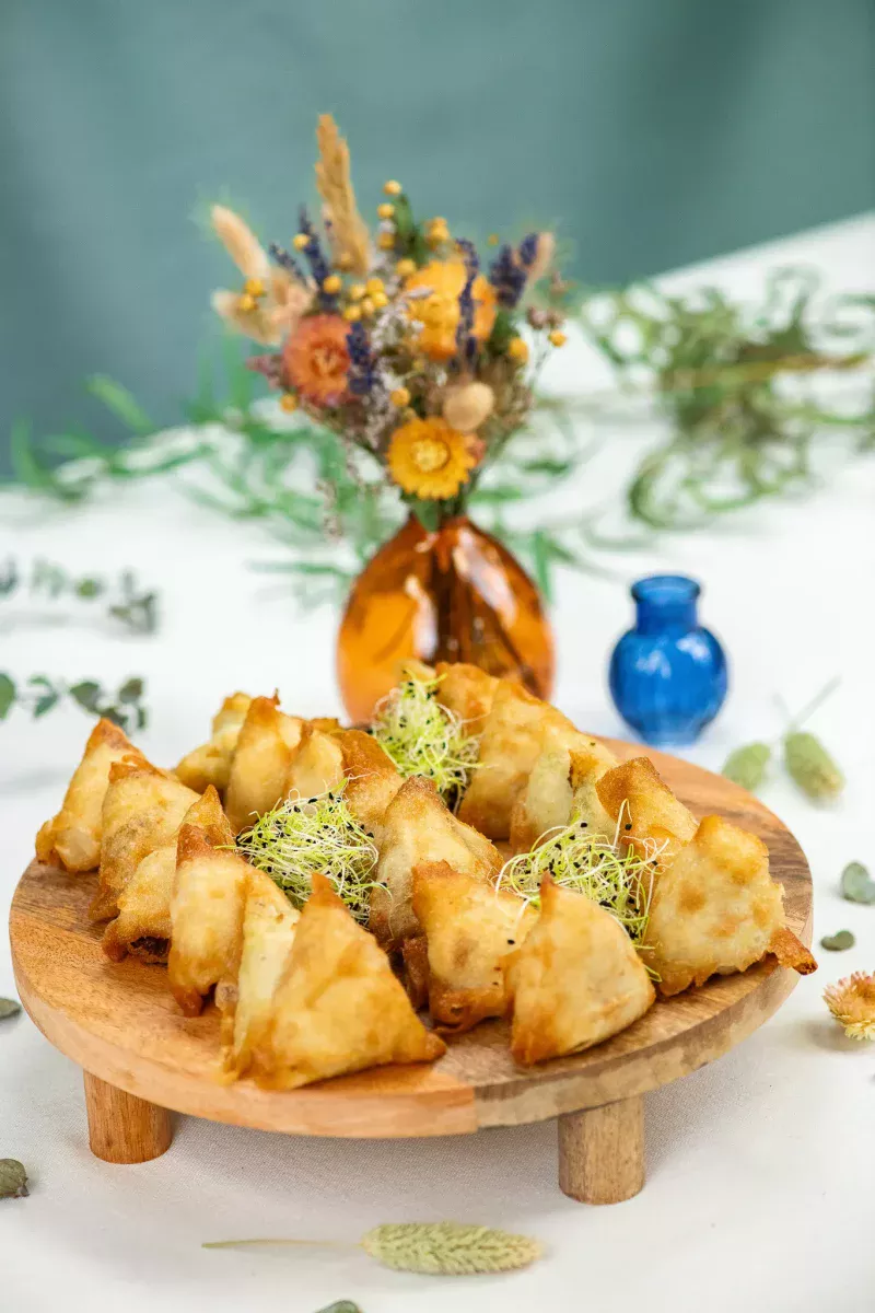 Salade de samoussa légumes, sauce tzatzíki, tomates confites (la part) – Image 3