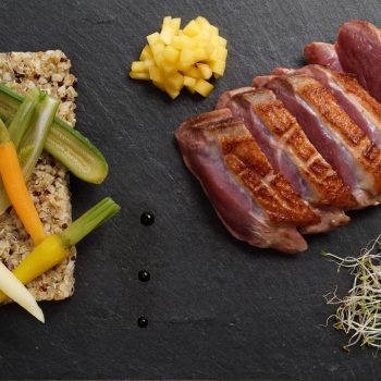 Magret de canard rôti au miel, gingembre, polenta crémeuse aux légumes croquants